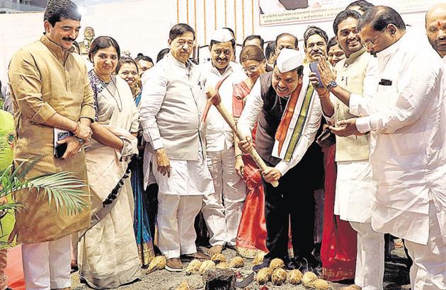 (From L to R) Murlidhar Mohol, Madhuri Misal, Girish Bapat, Mukta Tilak, Devendra Fadnavis and Yogesh Tilekar during the groundbreaking ceremony of Katraj-Kondhwa road on Thursday.(Rahul Raut/HT PHOTO)
