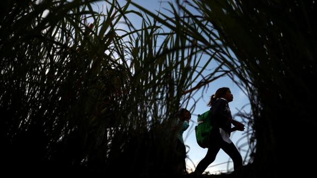Migrants, travelling with a caravan of thousands from Central America en route to the United States, walk to Juchitan from Santiago Niltipec, Mexico. (Hannah McKay / REUTERS)