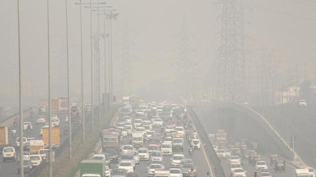 A senior member of the Central Pollution Control Board’s air quality lab said the marginal increase in pollution was due to a drop in daytime temperature from 30.5 degrees Celsius(HT File)