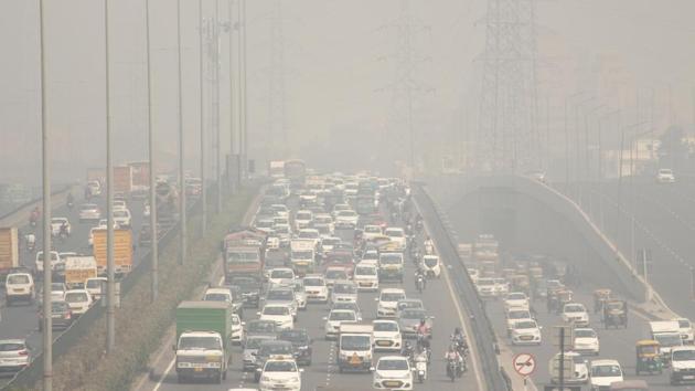 Vehicles move through Delhi- Gurugram Expressway amid dense smog and with increasing air pollution, in Gurugram on October 29.(Yogendra Kumar/HT PHOTO)