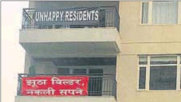 The residents of Central Park 2, Sector 48, protested against the builder of the housing society on Friday by hanging posters and banners from their balconies with slogans(HT Photo)