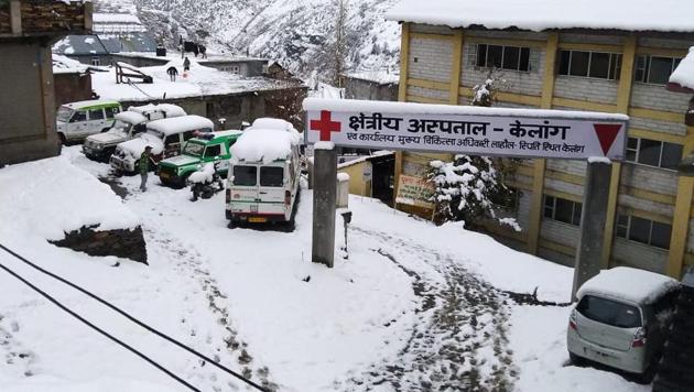 Over three feet of snow had accumulated in the high altitude Peer Ki Gali stretch of the road, connecting the twin districts of Rajouri and Poonch in Jammu with south Kashmir Shopian.(Anil Dayal/HT Photo)