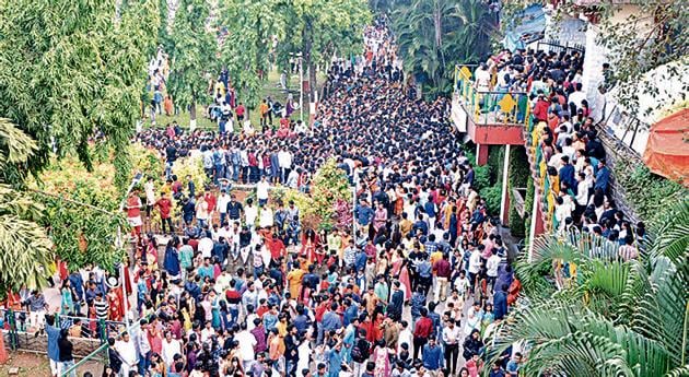 Hundreds of people had gathered for the Diwali Pahat program at Sarasbaug in Diwali 2017.(HT PHOTO) Hundreds of people had gathered for the Diwali Pahat program at Sarasbaug in Diwali 2017.(HT PHOTO)
