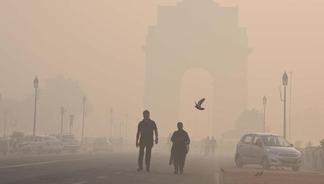Smog blankets landmarks like India Gate in winter, delaying flights at the airport due to poor visibility and significantly bringing down Delhi’s air quality standards. (Arvind Yadav/HT File Photo) Smog blankets landmarks like India Gate in winter, delaying flights at the airport due to poor visibility and significantly bringing down Delhi’s air quality standards. (Arvind Yadav/HT File Photo)