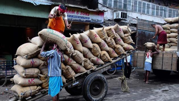 Indian labourers unload goods at a wholesale market in Kolkata in June 2017. With just around six months of its term remaining, the Narendra Modi-led National Democratic Alliance government is trying to make some progress in its ambitious labour reforms agenda which has meandered through several starts and stops.(AFP File Photo)