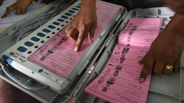 Protests marred voting at Haraginadoni village in Ballari as women staged a demonstration holding empty pots and boycotted the Lok Sabha by-elections Saturday.(HT File Photo)