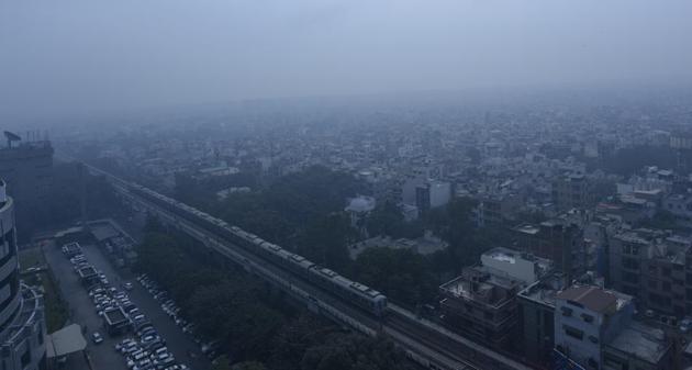 A view of heavy smog in national capital, at Rajendra Nagar, in New Delhi.(Sanchit Khanna/HT PHOTO)