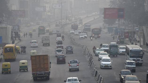 Delhi’s air pollution level dipped slightly on Saturday but remained in the ‘very poor’ category due to poor dispersion of pollutants and stagnant meteorological conditions, authorities said.(PTI) Delhi’s air pollution level dipped slightly on Saturday but remained in the ‘very poor’ category due to poor dispersion of pollutants and stagnant meteorological conditions, authorities said.(PTI)
