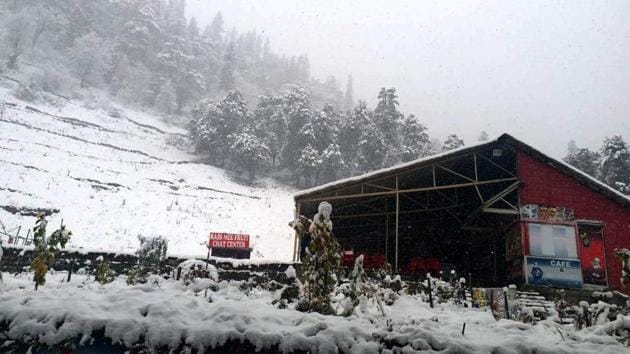 A view of fresh snow on Saturday morning at Solang Nala, in Kullu district, Himachal Pradesh, India, on Saturday, November 03 2018.(HT Photo)