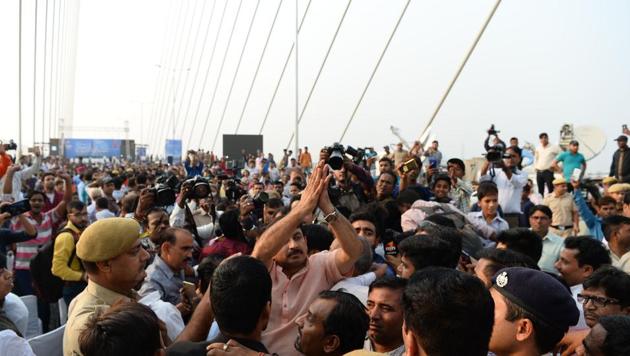 Delhi BJP chief Manoj Tiwari (C) gestures during a protest for allegedly not inviting him to the inauguration of the Signature Bridge.(AFP Photo) Delhi BJP chief Manoj Tiwari (C) gestures during a protest for allegedly not inviting him to the inauguration of the Signature Bridge.(AFP Photo)