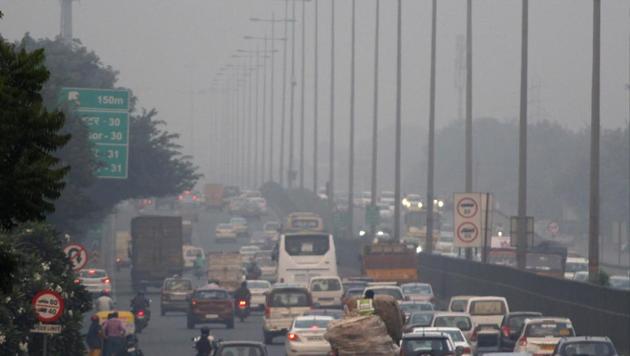 Vehicles move through Delhi- Gurugram Expressway amid dense smog and air pollution, in Gurugram, India, on Sunday, November 04, 2018. (Photo by Yogendra Kumar/Hindustan Times)(Yogendra Kumar/HT Photo)