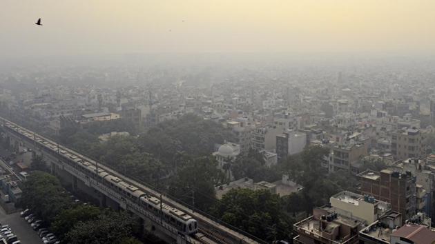 Pollution levels in Delhi are likely to spike to the ‘severe’ category from November 5, experts have said. (Sanchit Khanna/HT PHOTO) Pollution levels in Delhi are likely to spike to the ‘severe’ category from November 5, experts have said. (Sanchit Khanna/HT PHOTO)