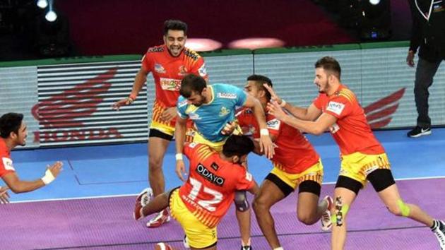 File image of players of Gujarat Fortunegiants in action in the PKL.(PTI)