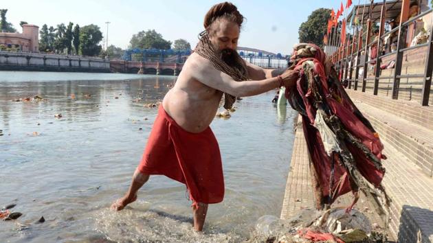The Uttarakhand HC has directed the Haridwar Municipal Corporation to construct at least 300 toilets on ghats and 72 CCTVs. (HT File Photo) The Uttarakhand HC has directed the Haridwar Municipal Corporation to construct at least 300 toilets on ghats and 72 CCTVs. (HT File Photo)