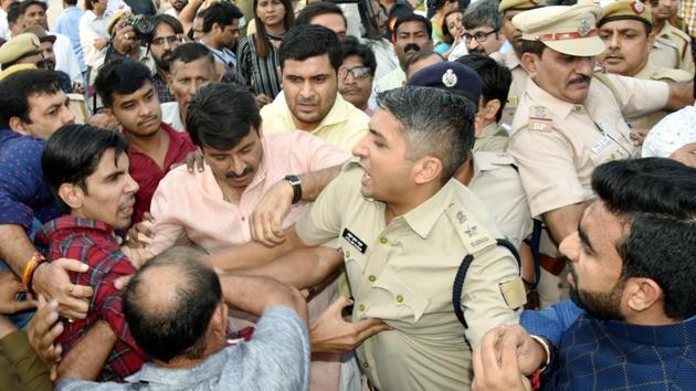 Delhi BJP chief Manoj Tiwari along with his supporters in a scuffle during the inauguration of the Signature Bridge over Yamuna River at Wazirabad in New Delhi on November 4.(PTI Photo)