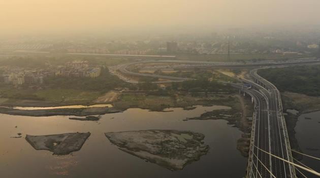 The Signature Bridge is an eight-lane carriageway connecting Outer Ring Road and Wazirabad Road which reduces travel time for those going towards Ghaziabad side by more than 30 minutes.(Sanchit Khanna/HT Photo)