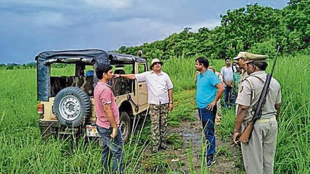 Dudhwa Tiger Reserve officials inspect the spot where a tigress was killed in Kishanpur sanctuary.(HT PHOTO) Dudhwa Tiger Reserve officials inspect the spot where a tigress was killed in Kishanpur sanctuary.(HT PHOTO)