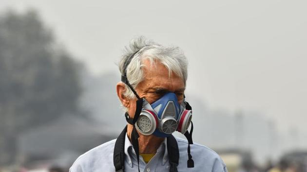 A man wears a mask for protection from heavy smog in Delhi, November 5, 2018. (Vipin Kumar / HT Photo) A man wears a mask for protection from heavy smog in Delhi, November 5, 2018. (Vipin Kumar / HT Photo)