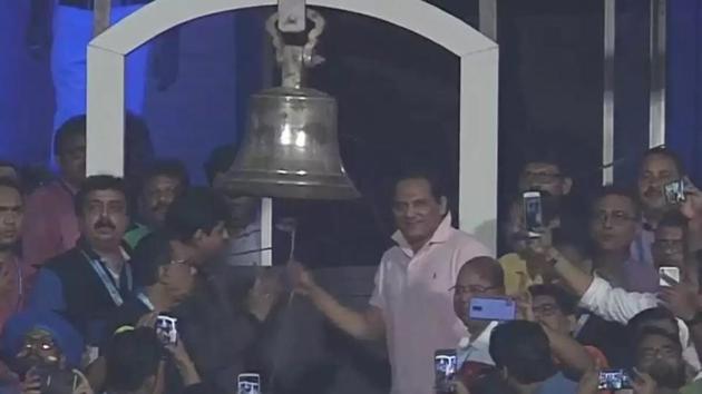Former India skipper Mohammad Azharuddin rings the bell at the Eden Gardens. (Gautam Gambhir/Twitter) Former India skipper Mohammad Azharuddin rings the bell at the Eden Gardens. (Gautam Gambhir/Twitter)
