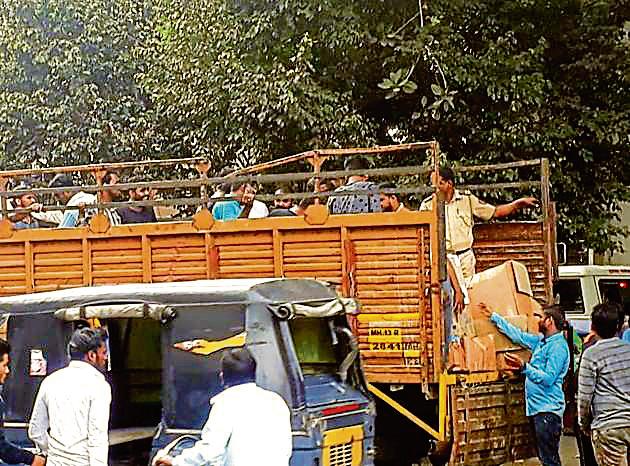 PMC staff and police confiscate wares of 15 illegal firecracker shops in the Hadapsar area (HT/PHOTO) PMC staff and police confiscate wares of 15 illegal firecracker shops in the Hadapsar area (HT/PHOTO)