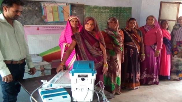 Election officials are conducting mock voting in Alwar district to create awareness among voters about the working of EVM and VVPAT.(HT Photo)