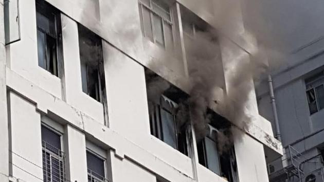 According to eye witnesses, the fire broke out at the server room of the Apeejay Building on Park Street in Kolkata at around 11 am.(HT Photo/Samir Jana)