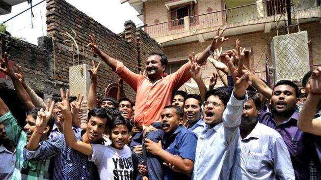 Founder of Super 30, Anand Kumar celebrates along with his students who cracked the IIT entrance test in Patna.(File photo) Founder of Super 30, Anand Kumar celebrates along with his students who cracked the IIT entrance test in Patna.(File photo)