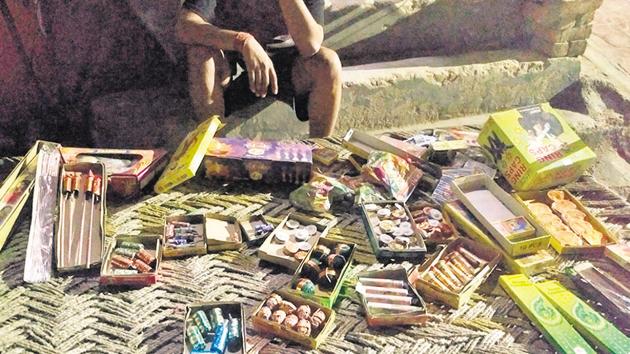 Fireworks being sold from a cot in Sector 52, Gurugram, November 4, 2018, despite SC ban. (Yogendra Kumar/HT PHOTO) Fireworks being sold from a cot in Sector 52, Gurugram, November 4, 2018, despite SC ban. (Yogendra Kumar/HT PHOTO)