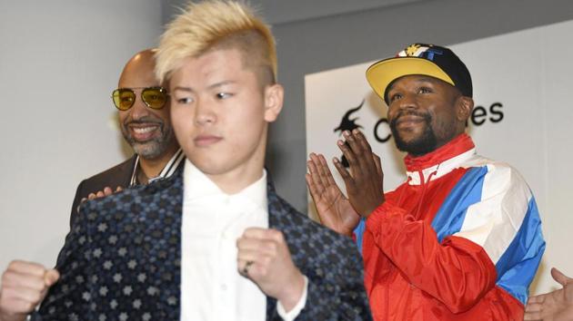 Floyd Mayweather (R) and Japanese kickboxer Tenshin Nasukawa strikes a pose during a press conference in Tokyo.(AP)