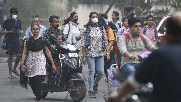 People wear mask to protect against air pollution on a smoggy morning at Karol Bagh in New Delhi, India, on Friday, November 2, 2018.(Biplov Bhuyan/HT PHOTO)
