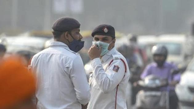 The overall air quality index on Monday was registered in the severe category at 418, a drastic decline from a day before when the AQI was moderate at 171.(HT File Photo) The overall air quality index on Monday was registered in the severe category at 418, a drastic decline from a day before when the AQI was moderate at 171.(HT File Photo)