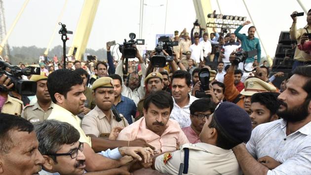 Manoj Tiwari allegedly got into a scuffle with AAP members and police at the inaugural event of the newly-built Signature Bridge in New Delhi. (HT PHOTO) Manoj Tiwari allegedly got into a scuffle with AAP members and police at the inaugural event of the newly-built Signature Bridge in New Delhi. (HT PHOTO)