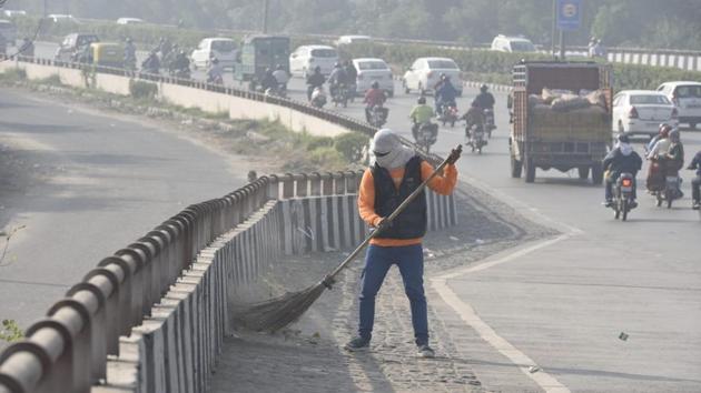 According to the India Meteorological Department, the shallow fog on Monday morning mixed with pollutants had lead to smog. On Tuesday, there was a slight drop in moisture in the morning, which was good for dispersion of pollutants. Forecasts however predict AQI climbing back up again from Wednesday. (Biplov Bhuyan / HT Photo) According to the India Meteorological Department, the shallow fog on Monday morning mixed with pollutants had lead to smog. On Tuesday, there was a slight drop in moisture in the morning, which was good for dispersion of pollutants. Forecasts however predict AQI climbing back up again from Wednesday. (Biplov Bhuyan / HT Photo)