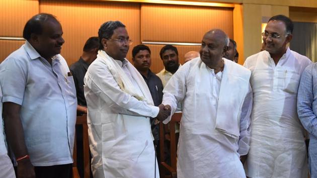 Former Prime Minister of India and Janata Dal (Secular) president H D Devegowda shakes hand with the former chief minister of Karnataka and Congress leader Siddaramaiah as the two parties decide to contest the coming parliamentary and assembly polls jointly (File Photo)(HT Photo)