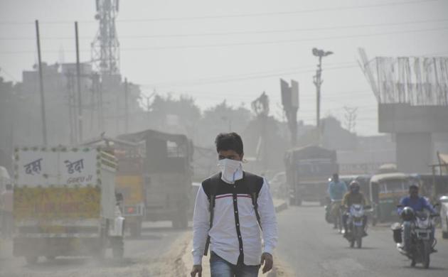 Citizens gathered outside the Environment Ministry to protest against the alarming rise in the pollution level that has raised health concerns.(HT File Photo)