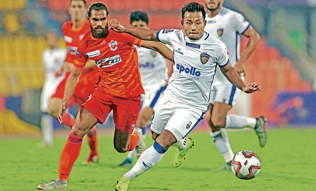 FC Pune City’s Adil Ahmed Khan (orange) and Jeje Lalpekhlua of Chennaiyin FC in action during match 30 of the Hero Indian Super League 2018 (ISL) held at Shree Shiv Chhatrapati sports complex stadium in the city on November 6.(Vipin Pawar /HTPHOTO) FC Pune City’s Adil Ahmed Khan (orange) and Jeje Lalpekhlua of Chennaiyin FC in action during match 30 of the Hero Indian Super League 2018 (ISL) held at Shree Shiv Chhatrapati sports complex stadium in the city on November 6.(Vipin Pawar /HTPHOTO)