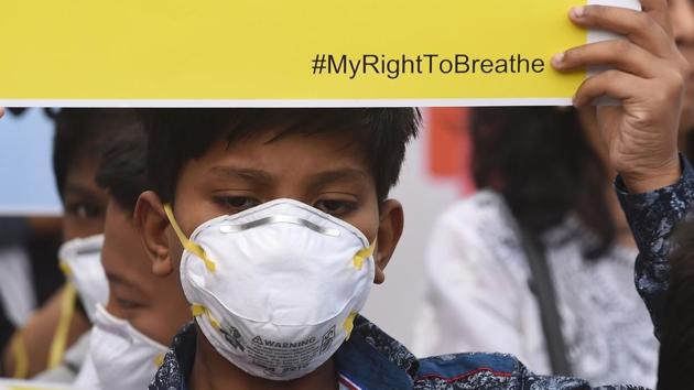 A boy wearing a mask takes part in the “My Right to Breathe” awareness drive to highlight high levels of air pollution in New Delhi. On Tuesday, The national capital and its surroundings continued to suffer toxic air quality with only a slight improvement from Monday’s “severe” category. (Prakash SINGH / AFP) A boy wearing a mask takes part in the “My Right to Breathe” awareness drive to highlight high levels of air pollution in New Delhi. On Tuesday, The national capital and its surroundings continued to suffer toxic air quality with only a slight improvement from Monday’s “severe” category. (Prakash SINGH / AFP)