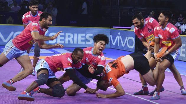 Jaipur Pink Panthers in action during their Pro Kabaddi league season 6 match.(AP)