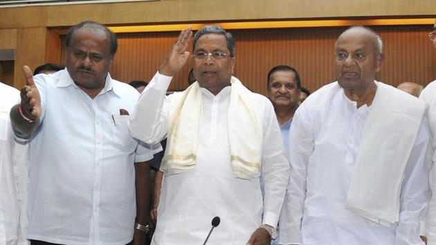 Former prime minsiter and JD(S) president HD Devegowda (right) with former chief minister Siddaramaiah (centre) and Karnataka chief minister HD Kumaraswamy during a joint press conference in Bengaluru.(PTI File Photo)
