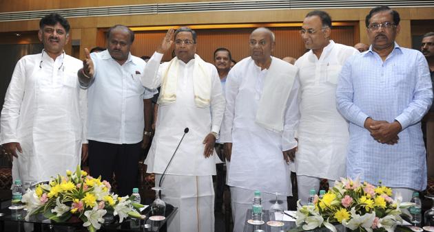 Former prime minsiter and JD(S) national president HD Devegowda (2nd from right) with former chief minister Siddaramaiah (centre) and Karnataka Chief Minister HD Kumaraswamy (2nd from left). Congress-JD(S) emerged as biggest winners in the Karnataka by-election.(PTI)