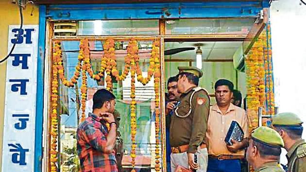 A jeweller in Govindpuram was allegedly robbed on Tuesday by a gang of four armed men who barged inside his shop.(HT Photo)