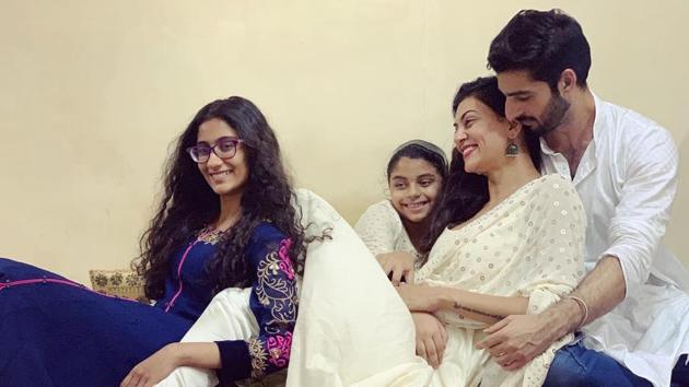 Sushmita Sen shared picture with her daughter Renee and Aliseh and her rumoured boyfriend Rohman Shawl. (Instagram) Sushmita Sen shared picture with her daughter Renee and Aliseh and her rumoured boyfriend Rohman Shawl. (Instagram)