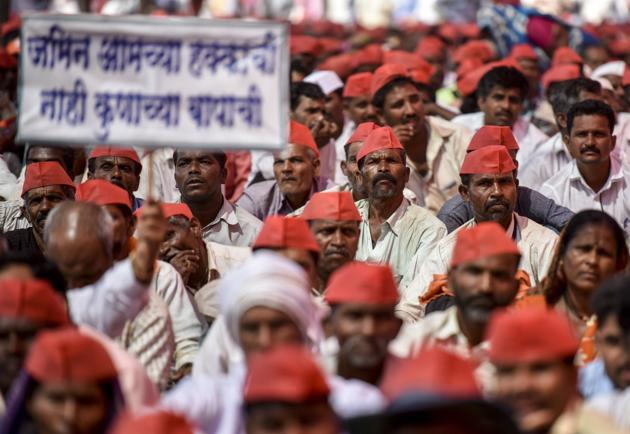 Over 35,000 farmers from across Maharashtra, who embarked on a ‘Long March’ from Nashik on March 6 to press their various demands, reached Azad Maidan Mumbai, March 12, 2018 (Kunal Patil/HT Photo) Over 35,000 farmers from across Maharashtra, who embarked on a ‘Long March’ from Nashik on March 6 to press their various demands, reached Azad Maidan Mumbai, March 12, 2018 (Kunal Patil/HT Photo)