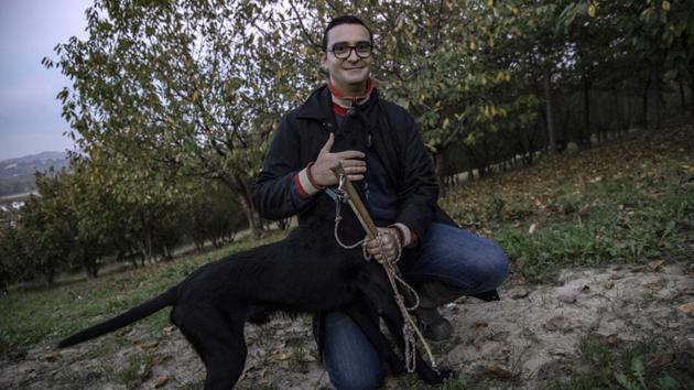 “Master Monchiero is the best in the whole Piedmont region. This is the third dog he has trained for me,” said Rocky’s master, Diego Guaraldo. “He doesn’t use cruel methods like depriving the dog of food, but gentler methods,” said Guaraldo, a 36-year-old lawyer, describing the university’s graduates as “real champions”. (Marco Bertorello / AFP) “Master Monchiero is the best in the whole Piedmont region. This is the third dog he has trained for me,” said Rocky’s master, Diego Guaraldo. “He doesn’t use cruel methods like depriving the dog of food, but gentler methods,” said Guaraldo, a 36-year-old lawyer, describing the university’s graduates as “real champions”. (Marco Bertorello / AFP)