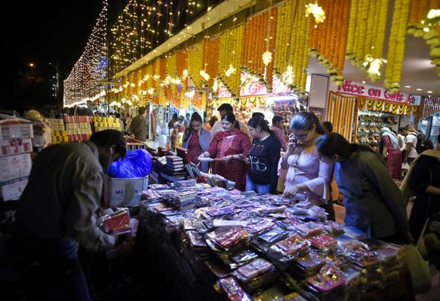 Delhiites throng the local markets for last minute Diwali shopping.(HT File Photo)