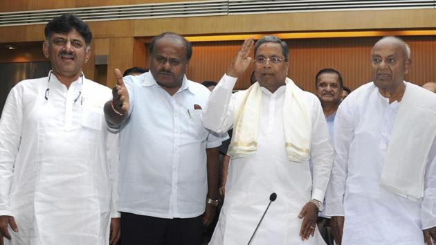 Former prime minister and JD(S) National President HD Devegowda with former chief minister Siddaramaiah and Karnataka Chief Minister HD Kumaraswamy in Bengaluru, on Oct 20, 2018.(PTI File Photo)