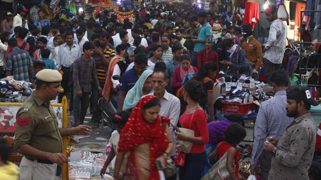 The Gurugram police has issued directions to 40 SHOs in the city to implement the Supreme Court order, allowing the use of only green crackers between 8pm and 10pm on Diwali.(Yogendra Kumar/HT PHOTO) The Gurugram police has issued directions to 40 SHOs in the city to implement the Supreme Court order, allowing the use of only green crackers between 8pm and 10pm on Diwali.(Yogendra Kumar/HT PHOTO)