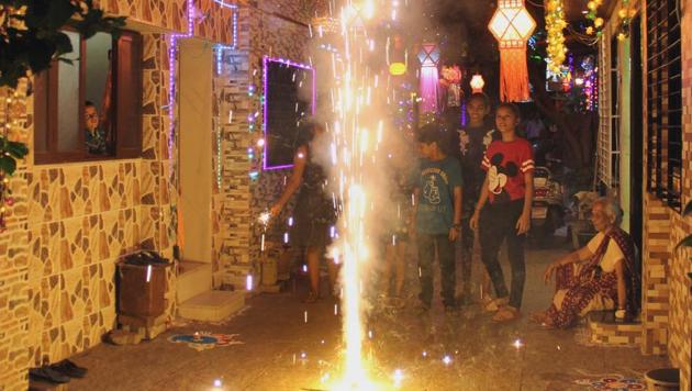 Mumbai, India – 06 Nov 2018: children burn the cracker on the occasion of Diwali celebration, at Kalachowki, in Mumbai, India, on Tuesday, Nov 06, 2018. (Photo by Bhushan Koyande/HT)