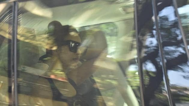 Malaika Arora was clicked outside Arjun Kapoor’s house a day after Diwali.(Viral Bhayani)