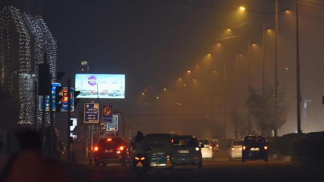 As the night progressed, rising levels of smog became visible, as witnessed here at Sri Aurobindo Marg. News agency ANI reported Air Quality Index (AQI) in Anand Vihar at 999, the area around the US embassy in Chanakyapuri 459 and around the Major Dhyan Chand National Stadium at 999, all of which fell under the hazardous category. (Amal KS / HT Photo)